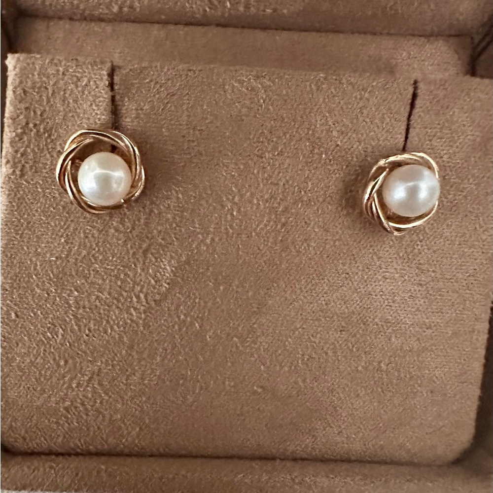 14k SOLID GOLD Pearl Stud Earrings 4.7mm - Picture 2 of 10